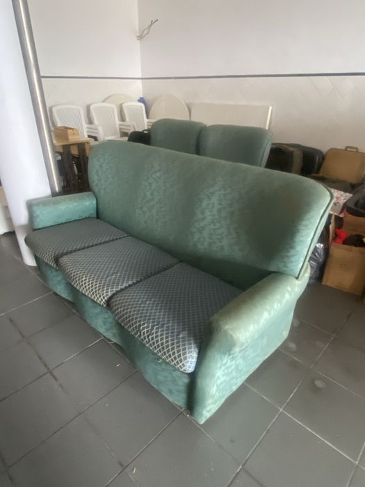 1 Sofá cama e 2 individuais em bom estado.