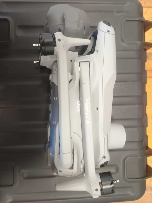 DJI Matrice 4E.   .