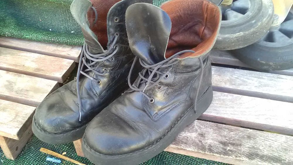 Botas tipo tropa, em pele