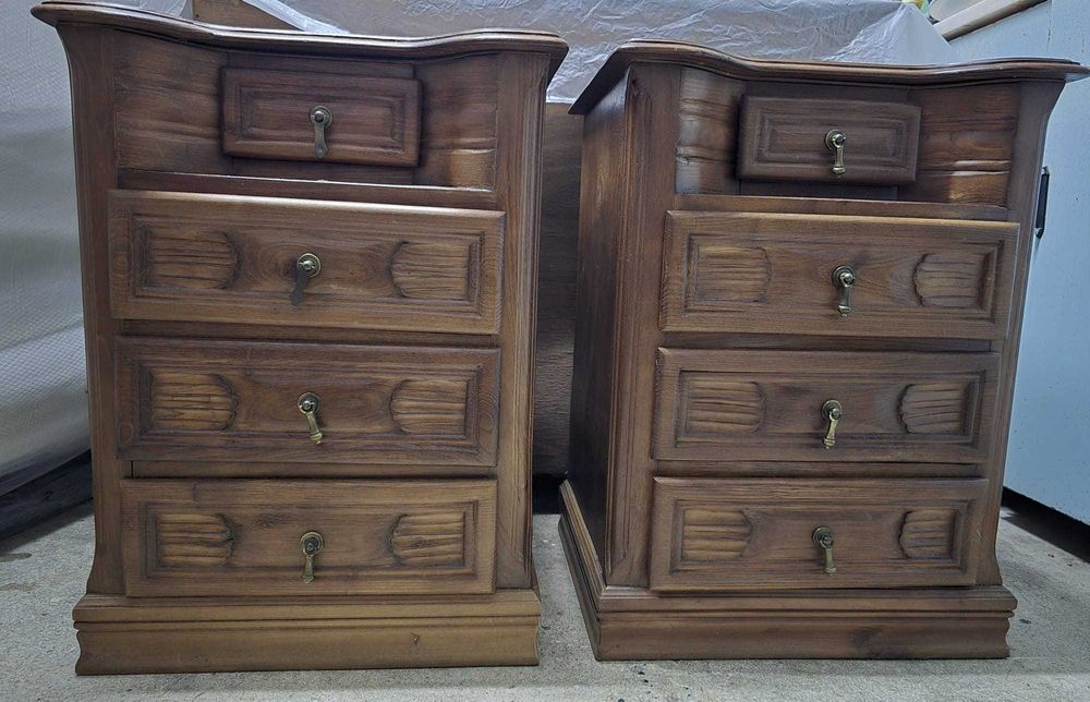 Conjunto de 2 Mesinhas de Cabeceira em Madeira Maciça (Negociável)
