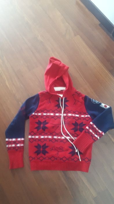 Camisola com capuz de malha Marca Lion Porche Vermelha