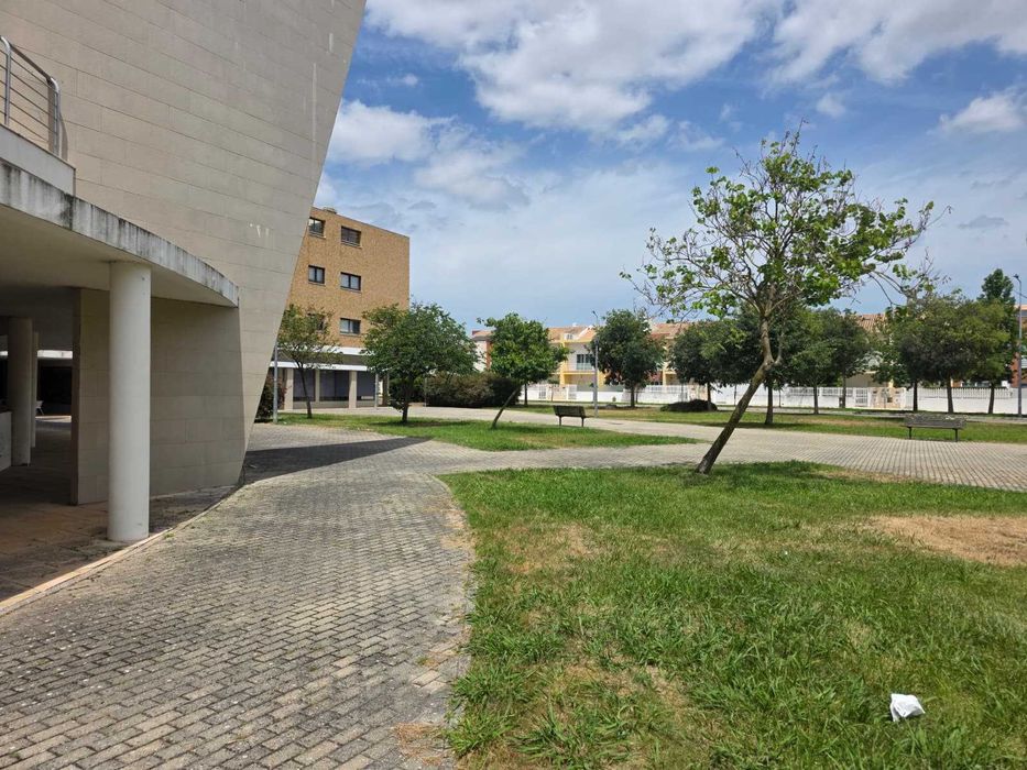Apartamento T2 com Box e Varandas