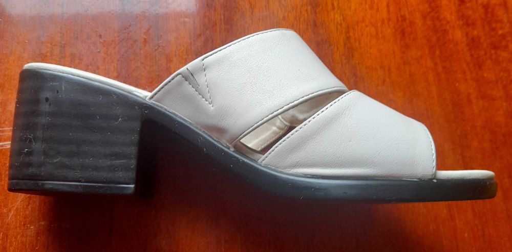 Продам жіноче взуття