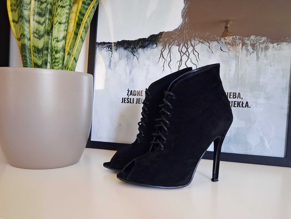 Sznurowane botki open toe, z materiału imitującego zamsz, r.37, DeeZee.