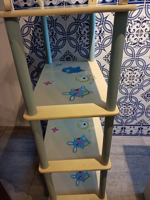 Estante infantil * Em Bom estado * Medidas - 115cm / 0,60cm / 0,34cm