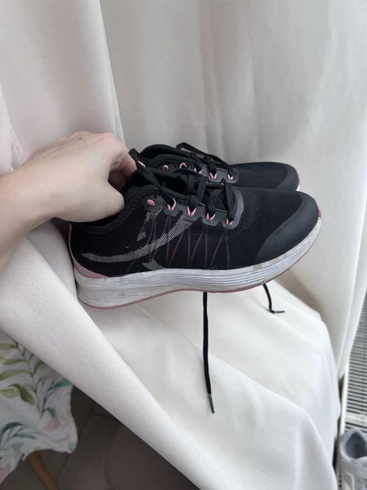 Віддам литячі кросівки