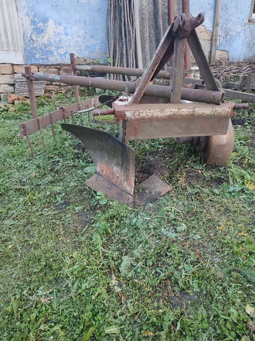 Плуг двохкорпусний та культиватор