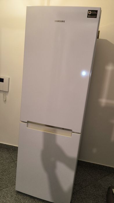 Frigorífico Samsung 290L

RB29FSRNDWW (No Frost - 178 cm - 290

L