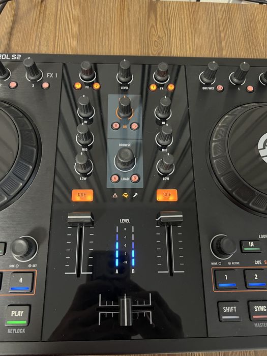 Native Instruments Traktor Kontrol S2. Dj контроллер