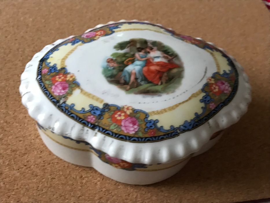 Bomboniera, puzderko porcelana  Erdmann Schlegelmilch, antyk  XIXw.