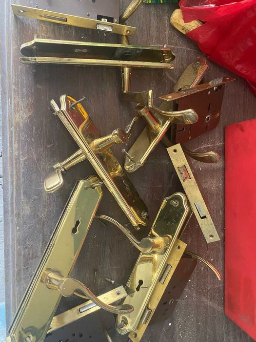 Vendo fechadura e ferragens efeito capela