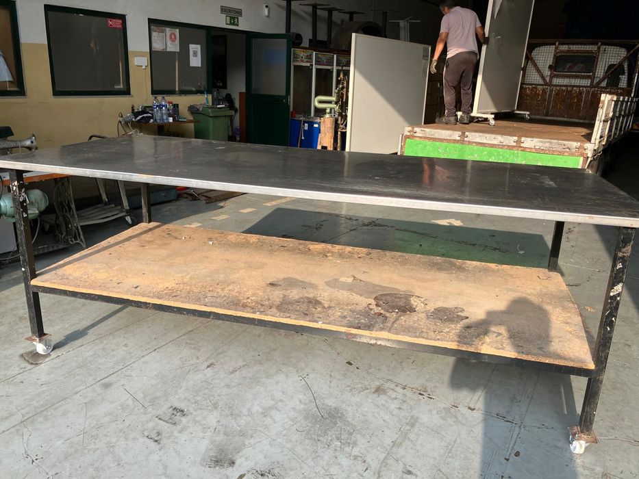 Mesa com tampo de inox