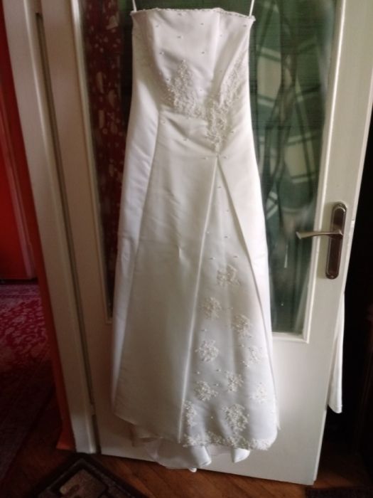 Suknia ślubna z krótkim trenem gładka z koronką i perełkami