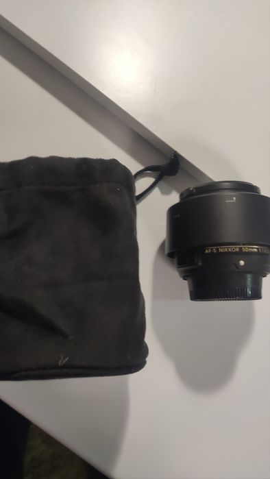 Об'єктив камери Nikon та пара синхронізаторів