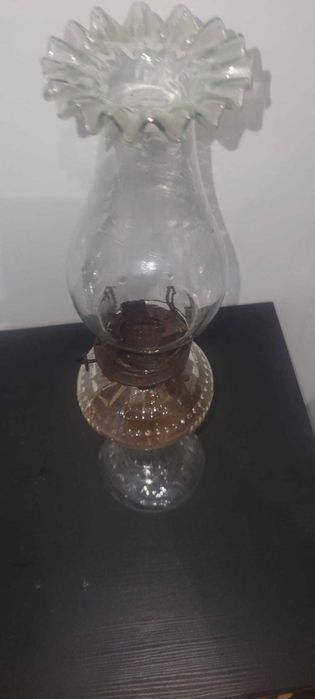 Candeeiro a Petróleo Antigo em Vidro Trabalhado