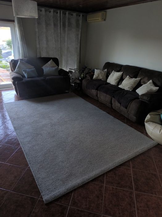 Móveis e carpete de sala e camas