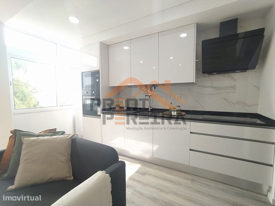 Situado em Benfica, apartamento T3 em processo de remodelação.