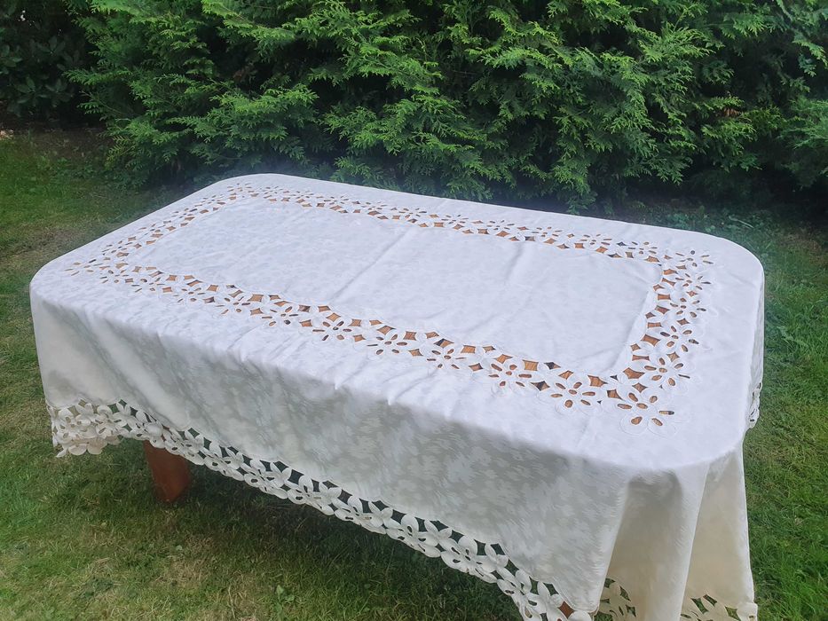 Obrus kremowy ażurowy