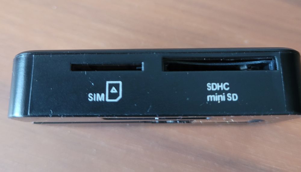 Leitor de diversos cartões  (cidadão,  micro SDHC, M2, MIini SD, SIM)