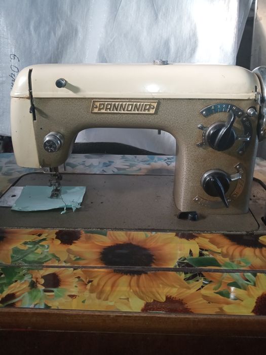 Швейная машинка PANNONIA