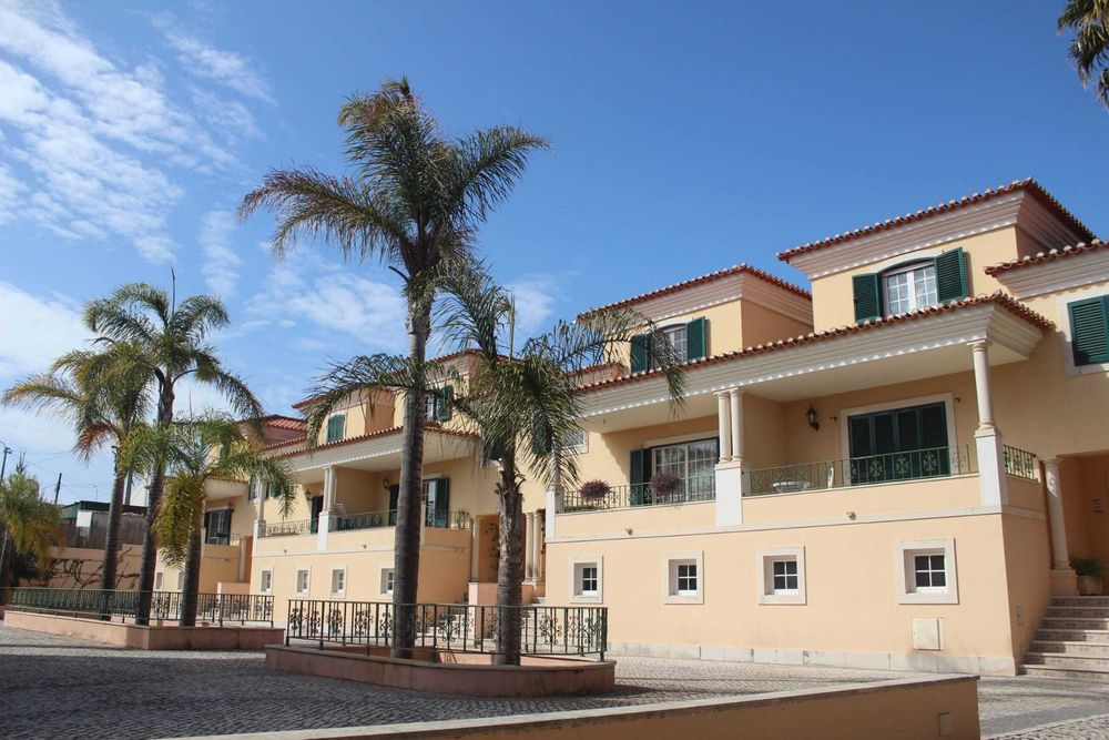 Arrendamento Moradia T4+2 em Condomínio Fechado com Piscina