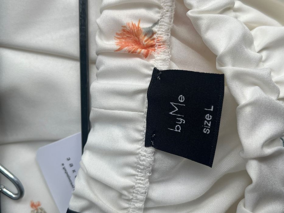 Біла спідниця з квітковим принтом від бренду ByMe, розмір L