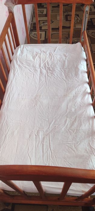 Детская кроватка деревянная.