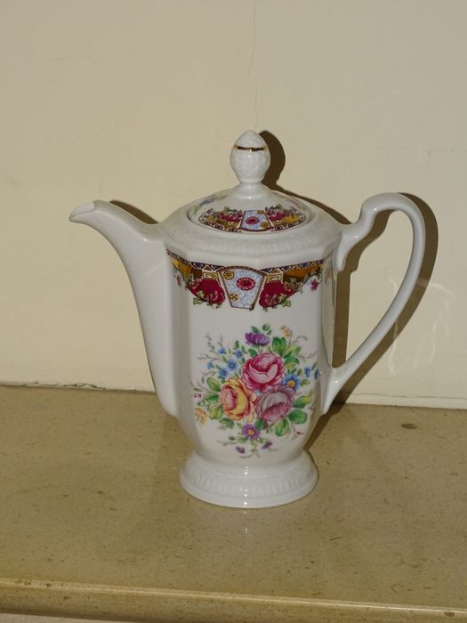 Coffee Maker and Plate Set64730164893313121
