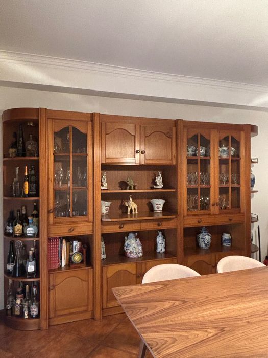 Móvel em Nogueira paga sala de jantar