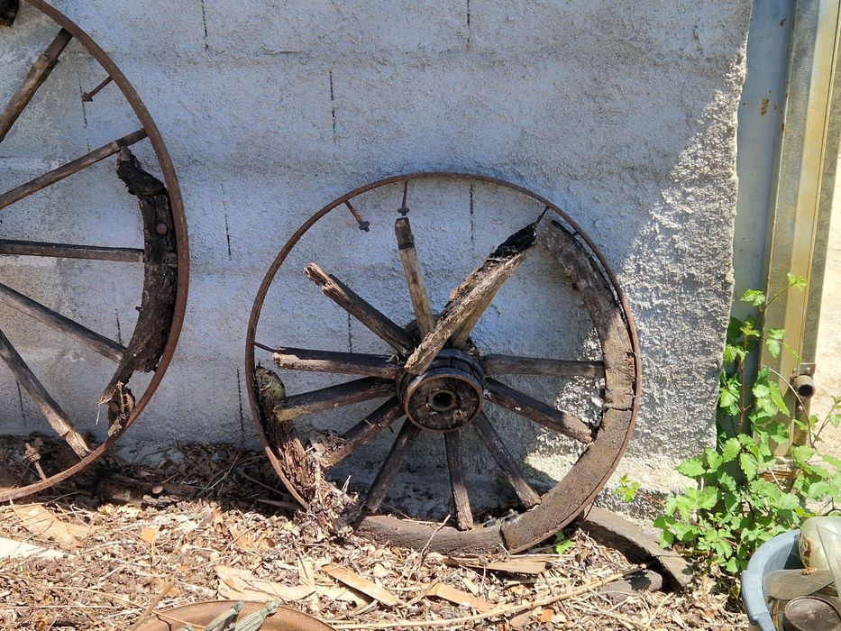 Ferragens de carroças velhas