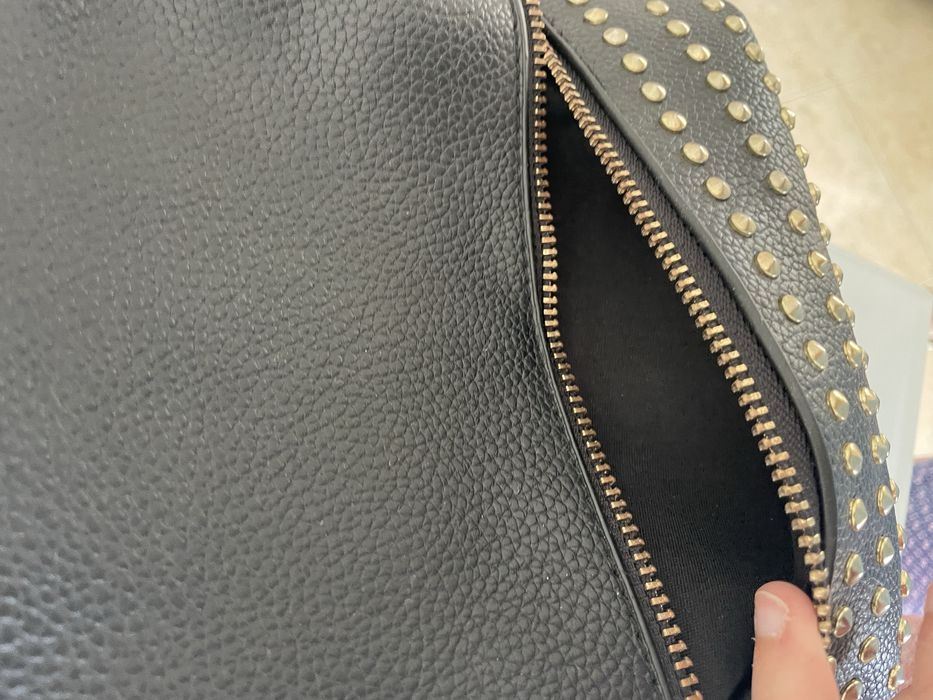 Mochila pequena preta com tachas douradas