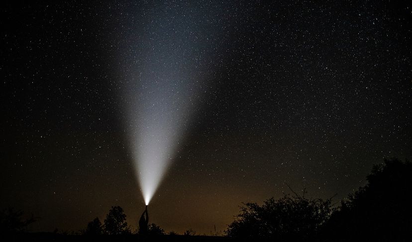 Latarka powerbank USB turystyczna akumulatorowa taktyczna mocna