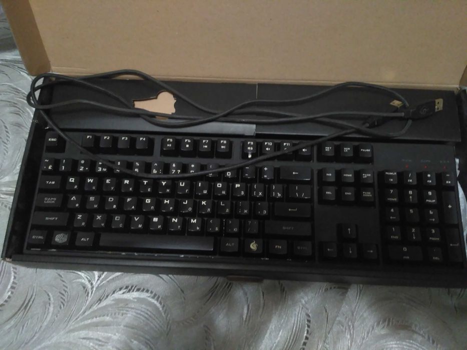 Полноразмерная механическая клавиатура на Cherry MX Blue - Cooler Master Quick Fire XT