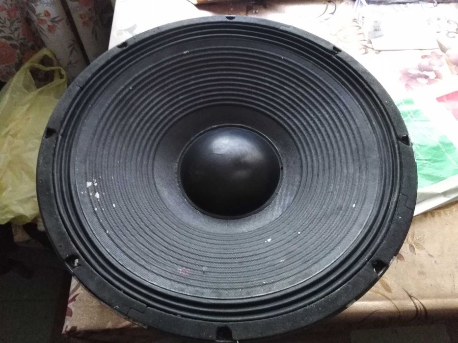 Очень мощный динамик -- затирает