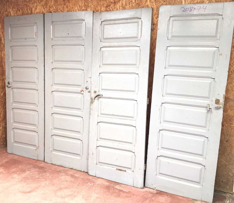 200 portas antigas, nenhuma com aro ou aduela, desde os 20 euros