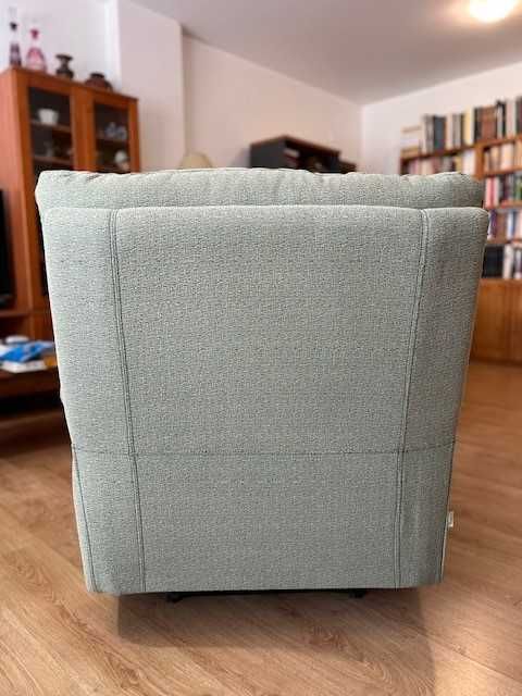 Sofá individual com apoio de pés