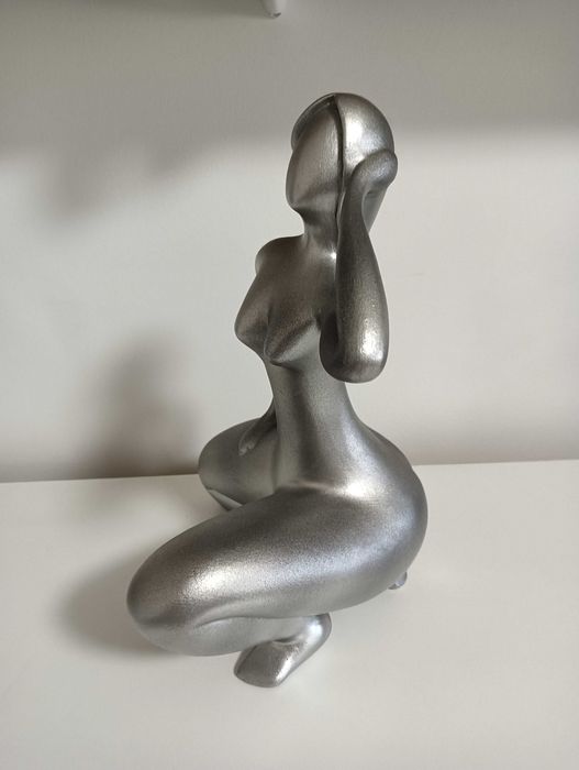 Estatueta Prateada Decorativa – Figura Feminina Abstrata | NEGOCIÁVEL