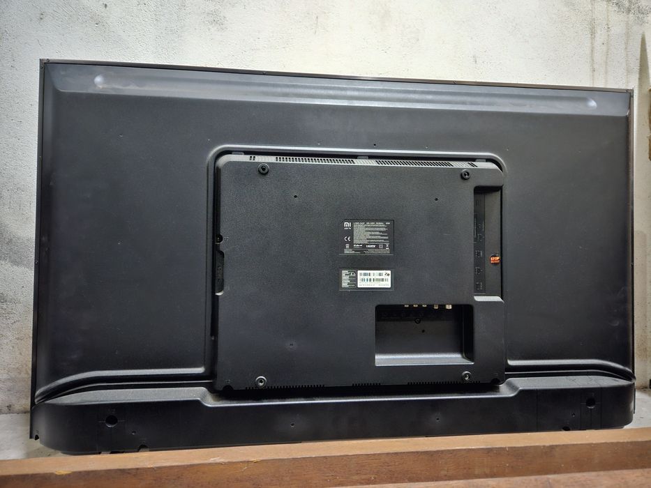 Xiaomi Mi TV 4S 43" L43M5-5ASP avariada – para peças