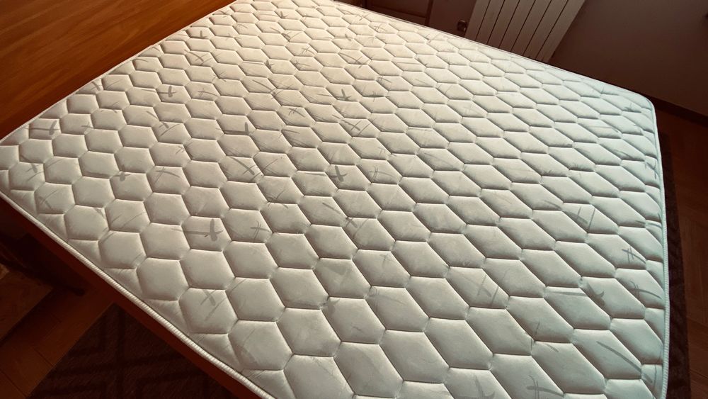 Cama de madeira com colchão 160x200