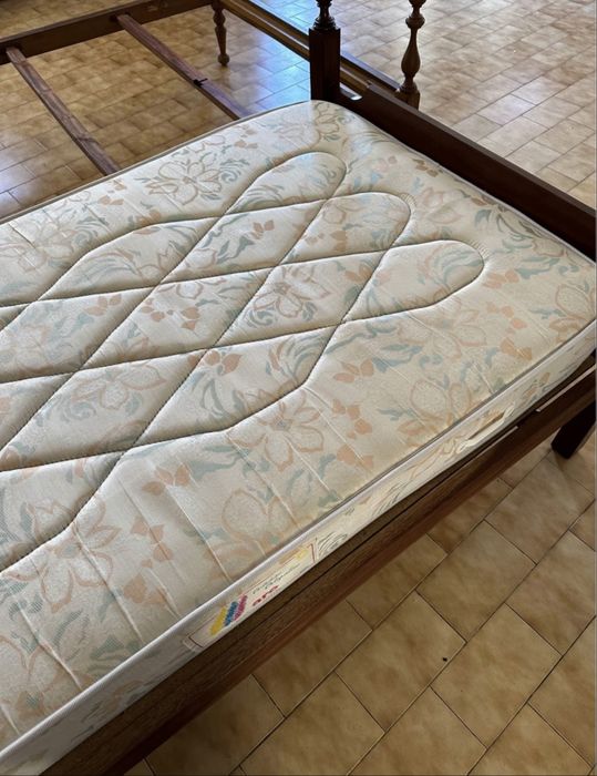 Cama de Solteiro em Madeira Maciça