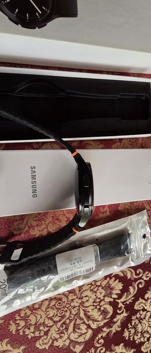 Продам годовалые Samsung Galaxy Watch 4, 46 мм, в новом состоянии