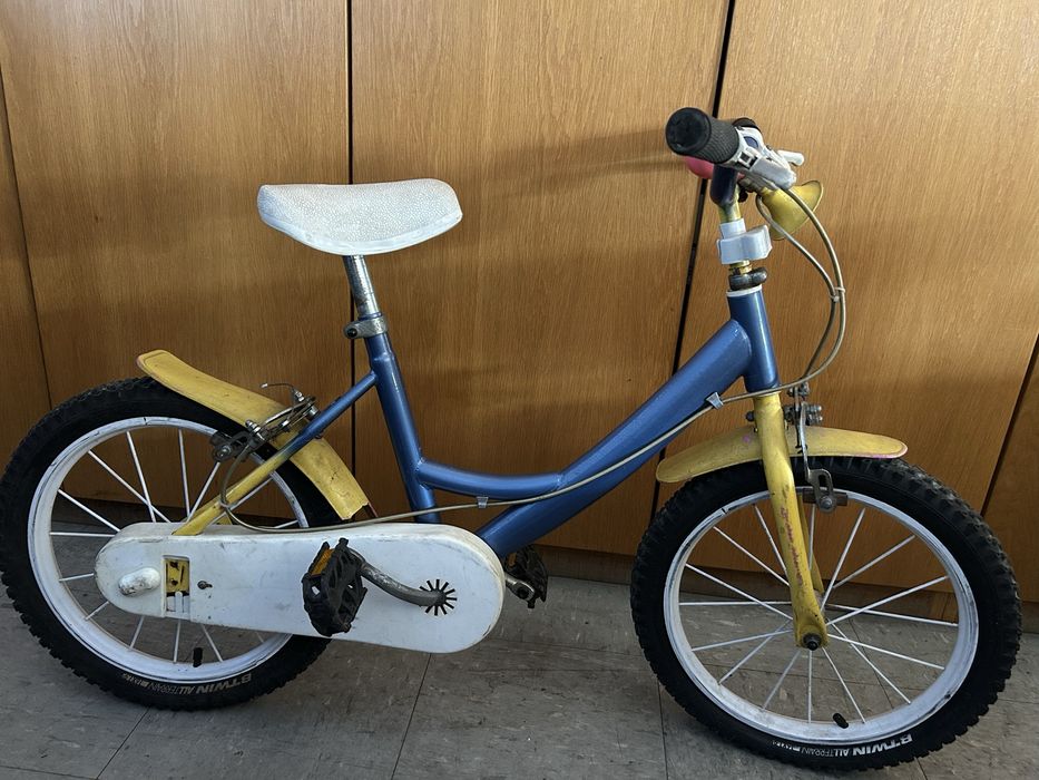 Bicicleta de criança azul e amarela