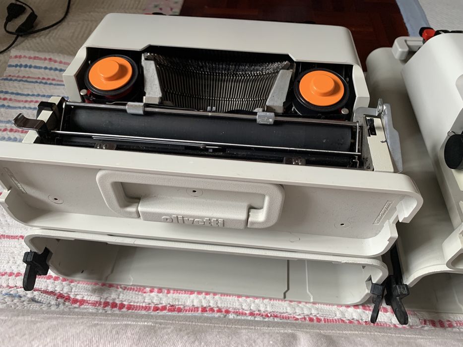 2 máquinas de escrever Olivetti Valentine brancas
