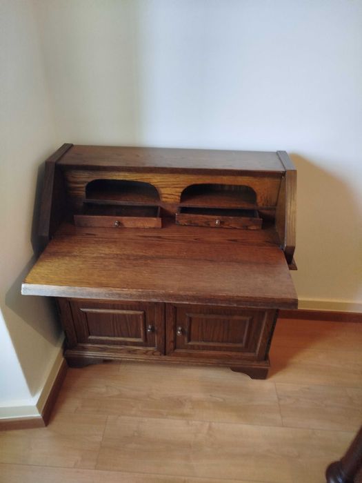 Escrevaninha pequena antiga para quarto, com a possibilidade de ser secretária