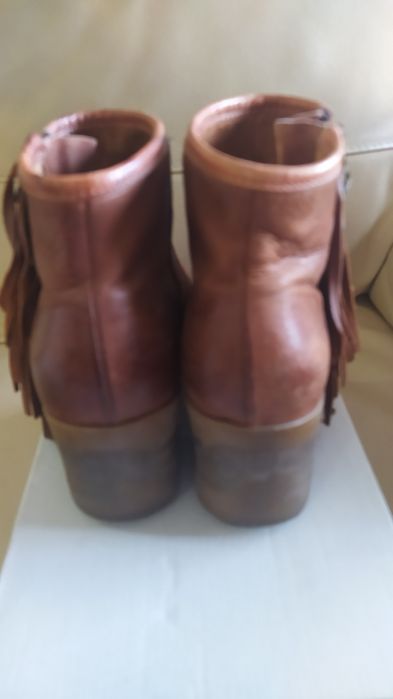 Botas de pele com franjas