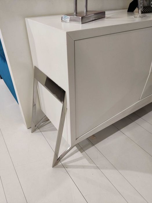 Aparador branco com pé inox