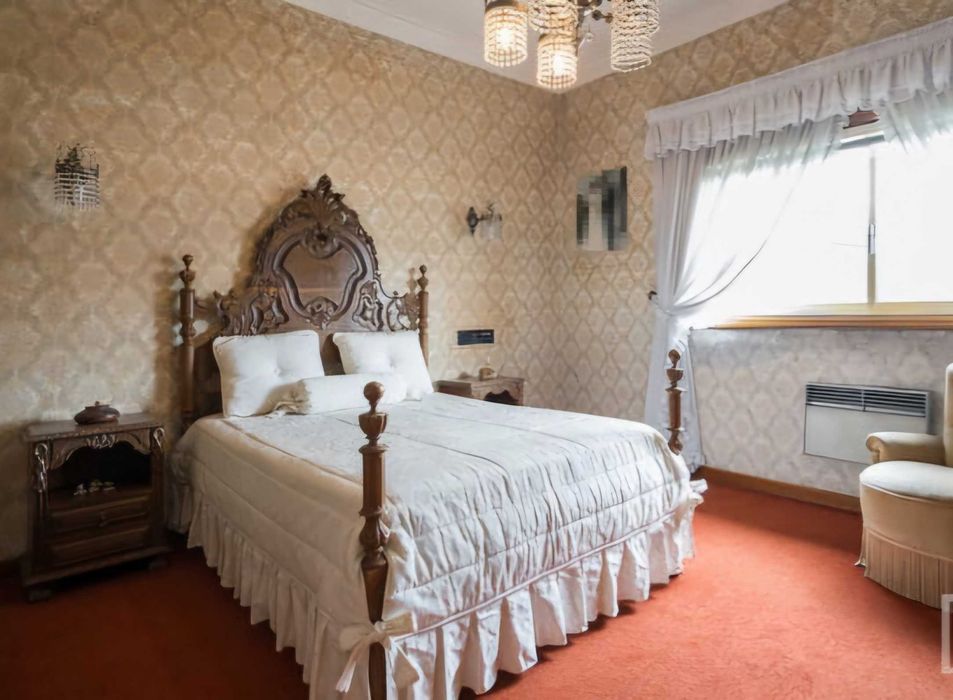 Quarto completo estilo clássico em nogueira. Excelente estado.