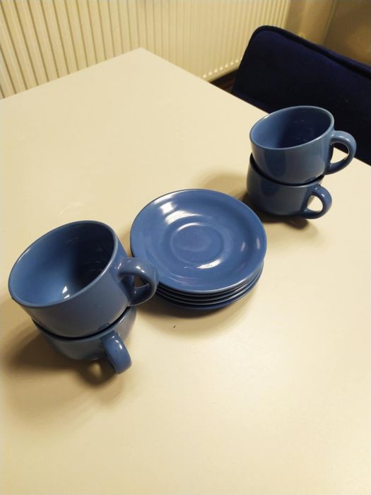 Komplet 4 fajansowych filiżanek ze spodeczkami