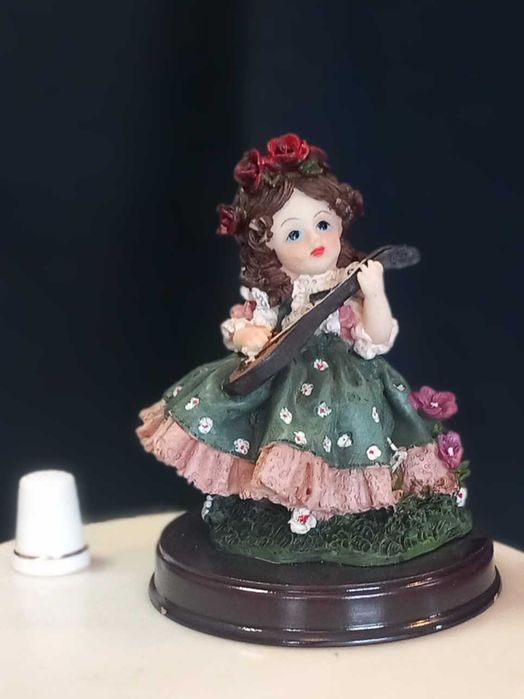 Estatueta decorativa, menina a tocar viola