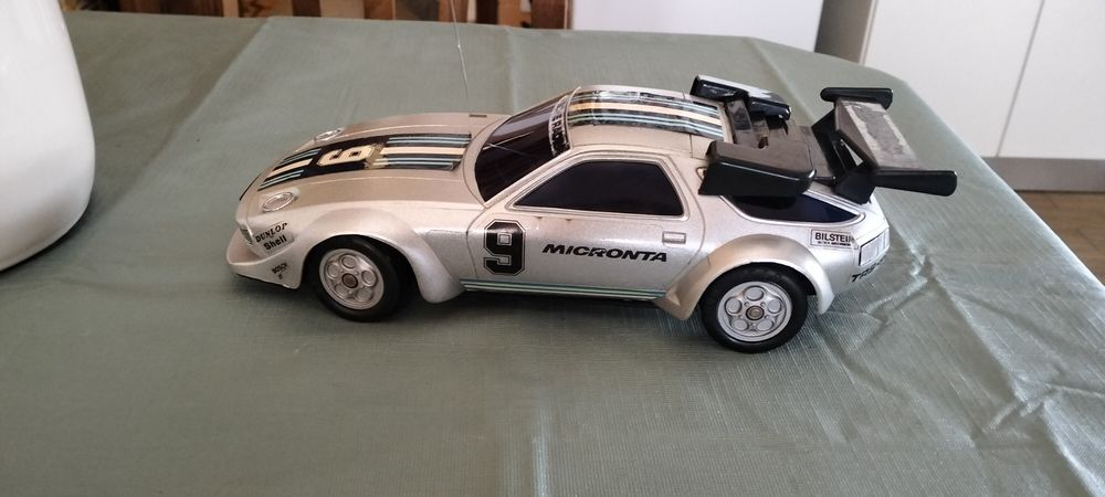 Carro telecomandado antigo